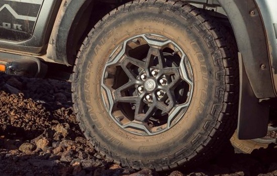 All-Terain Tyres 32.2"Cooper All-Terrain tyres improve the off-road capability, fitted on unique 17" black alloy wheels.